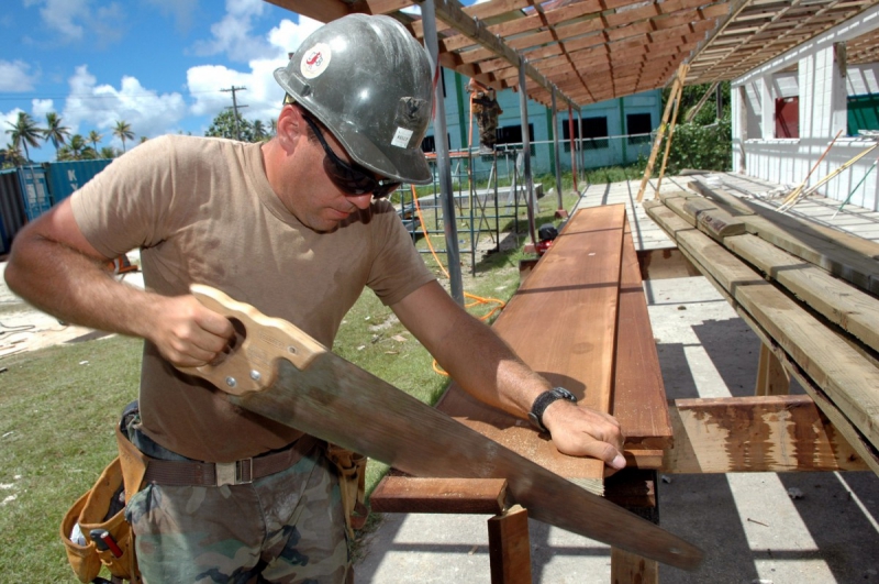 menuisier-CAVALAIRE SUR MER-min_worker_construction_building_carpenter_male_job_build_helmet-893290